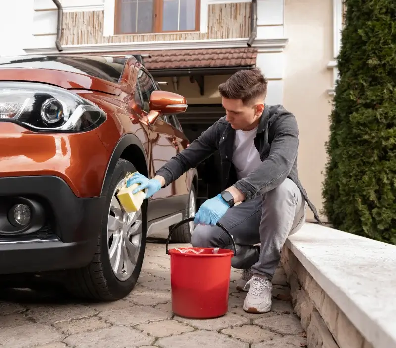 Lavage auto à domicile Cornillé-les-Caves : professionnel intervenant sur un véhicule
